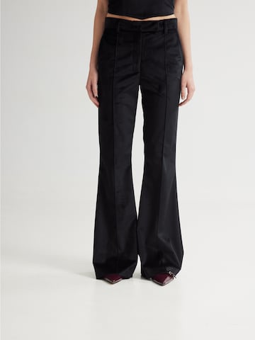 évasé Pantalon à plis 'Scarlet' 4TAILORS en noir : devant