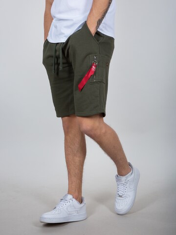 regular Pantaloni di ALPHA INDUSTRIES in verde: frontale