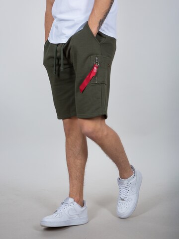 Regular Pantaloni cu buzunare de la ALPHA INDUSTRIES pe verde: față