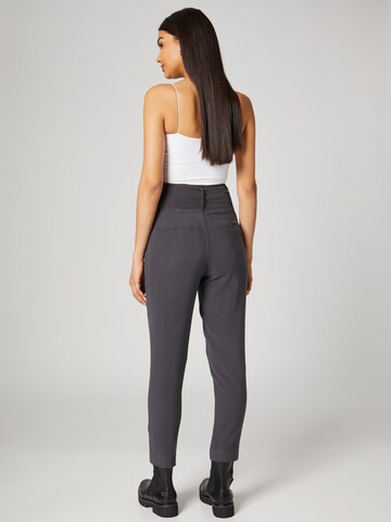 Guido Maria Kretschmer Women Tapered Pants 'Lina' in Grey