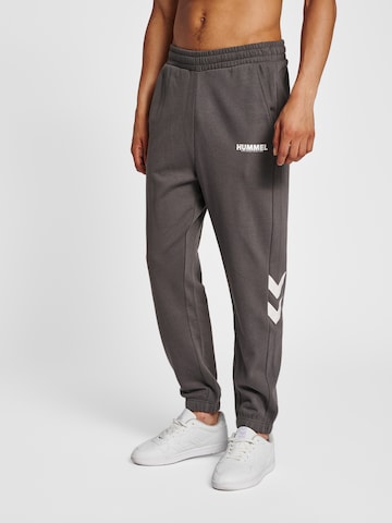 Effilé Pantalon de sport Hummel en noir : devant