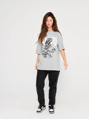 Multiply Apparel T-shirt 'Saint' i grå