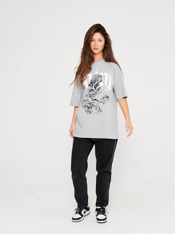 T-Shirt 'Saint' Multiply Apparel en gris