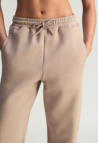 ADIDAS BY STELLA MCCARTNEY - Tapered Pantalón deportivo 'Loose Sweat' en marrón