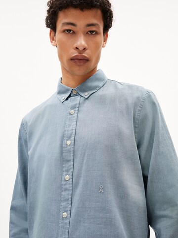 Coupe regular Chemise ' QUAASA ' ARMEDANGELS en bleu