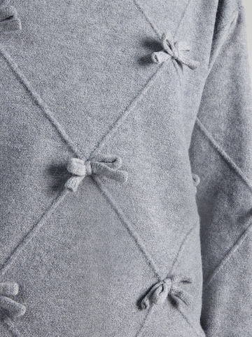 ABOUT YOU Sweater in Grey