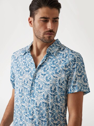 GUESS Regular fit Button Up Shirt in Blue