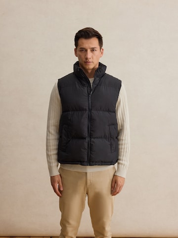 DAN FOX APPAREL - Colete 'Konrad' em preto: frente