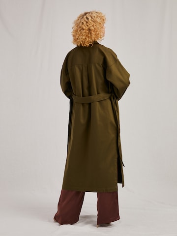 A LOT LESS Between-Seasons Coat 'Kiara' in Green