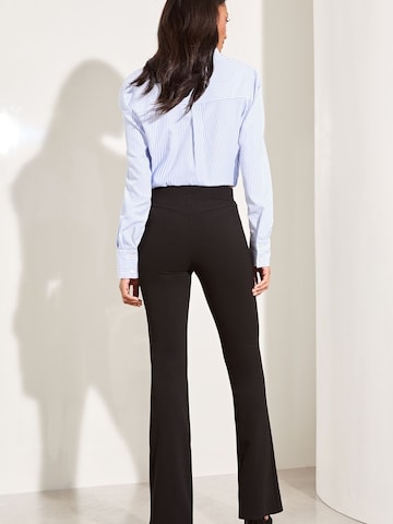 Flared Pantaloni di Lipsy in nero