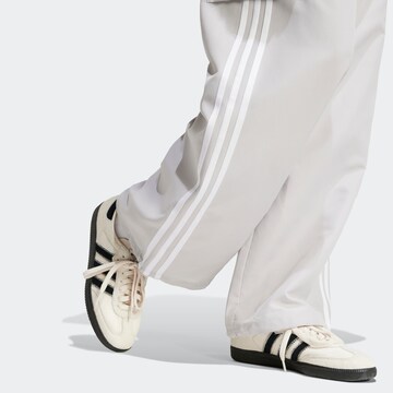 ADIDAS ORIGINALS Loosefit Hose in Grau