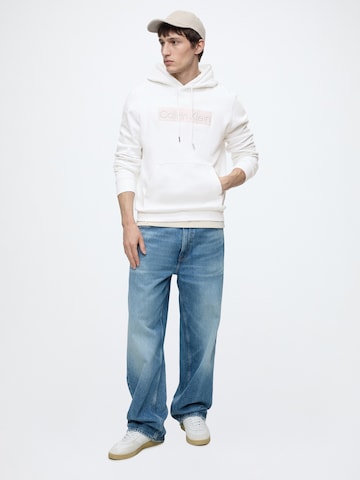Calvin Klein Суичър в бяло