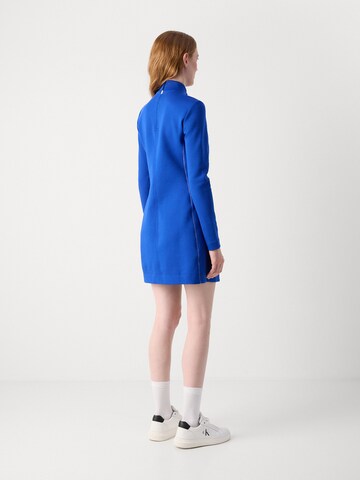 Robe Calvin Klein Jeans en bleu : derrière