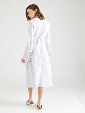 Rochie de la Gina Tricot pe albastru