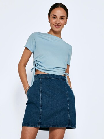 Noisy may Skirt 'PERI' in Blue