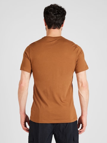 Coupe regular T-Shirt 'CLUB' Nike Sportswear en marron