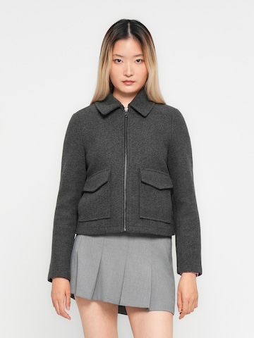 VERO MODA Between-Season Jacket 'VMSafir' in Grey: front