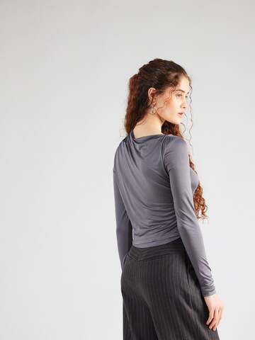 REMAIN - Camiseta en gris