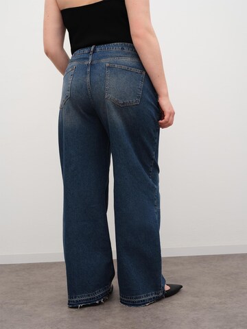 RÆRE by Lorena Rae Flared Jeans in Blau