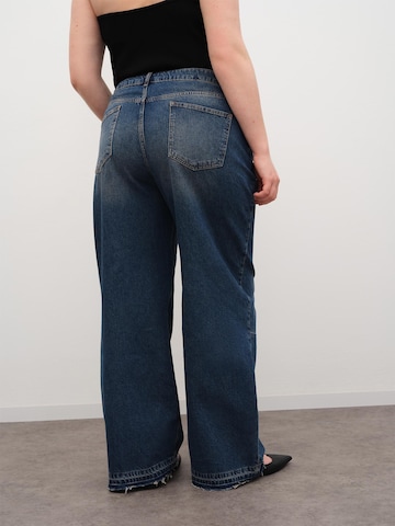 RÆRE by Lorena Rae Flared Jeans in Blue