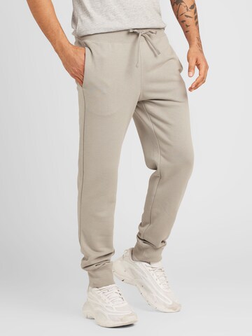 Effilé Pantalon 'Legacy' Champion Authentic Athletic Apparel en gris : devant