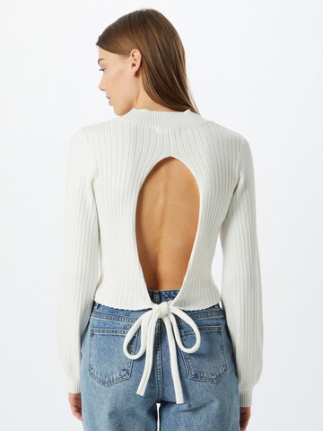 GLAMOROUS Пуловер в бяло