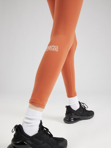 Skinny Pantaloni sportivi di RVCA in marrone