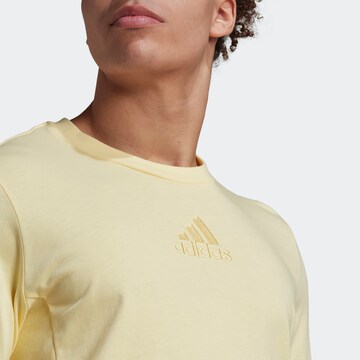 ADIDAS SPORTSWEAR - Camisa funcionais 'Studio Lounge' em amarelo