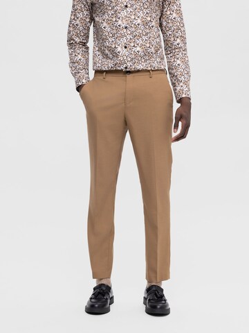 Coupe slim Pantalon à plis 'Neil' SELECTED HOMME en marron : devant