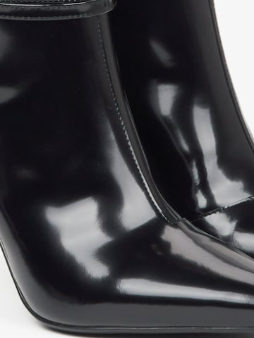 Estro Boots '002-102' in Black