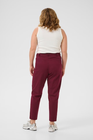 Coupe slim Pantalon chino 'Leana' KAFFE CURVE en rouge