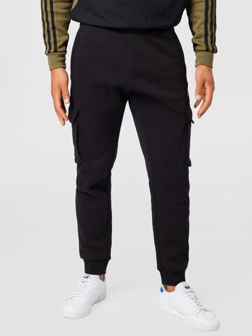 juoda ADIDAS ORIGINALS Siaurėjantis Laisvo stiliaus kelnės 'Adicolor Essentials Trefoil ': priekis