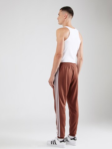 ADIDAS ORIGINALS - Tapered Pantalón 'Adicolor Classics Sst' en marrón