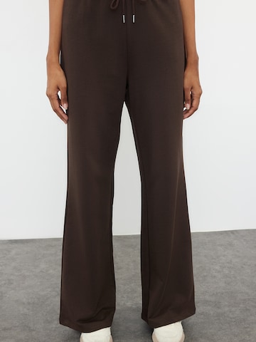 Wide leg Pantaloni di Trendyol in marrone: frontale