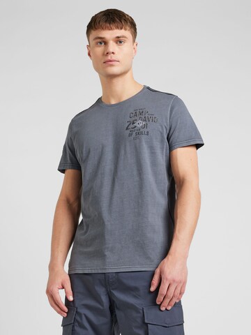 CAMP DAVID T-shirt i grå: framsida