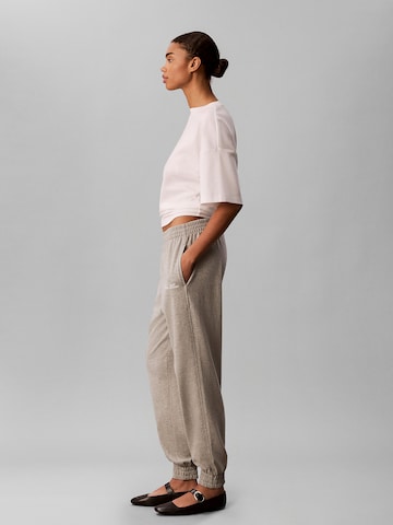 Effilé Pantalon à pince Calvin Klein en gris
