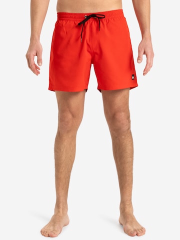 Shorts de bain 'Everyday Solid Volley 15' QUIKSILVER en rouge : devant