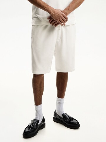 Loosefit Pantaloni di Bershka in bianco: frontale