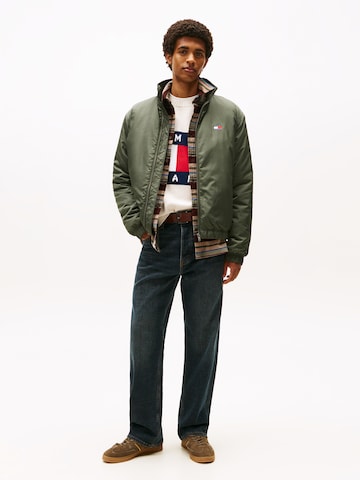 Tommy Jeans Демисезонная куртка в Зеленый