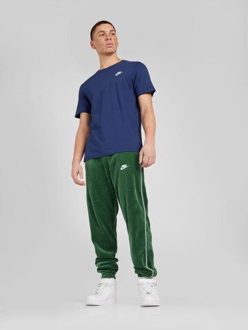 Tapered Pantaloni 'CLUB' di Nike Sportswear in verde