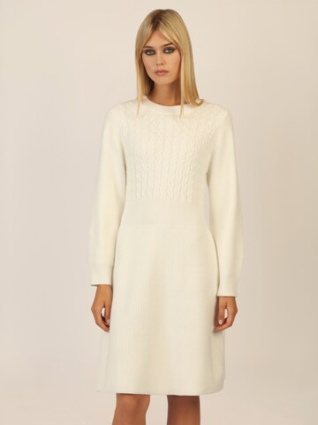 APART Knitted dress in White: front