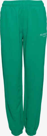 Effilé Pantalon Superdry en vert : devant