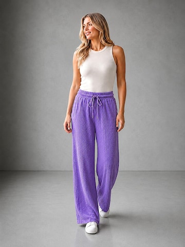 Worldclassca Boot cut Pleated Pants in Purple: front