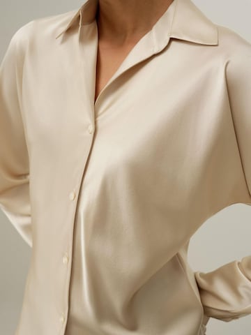 Lilysilk Blouse 'LILYSILK Seidenhemd im Schrägschnitt' in Geel