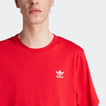 ADIDAS ORIGINALS Koszulka 'Trefoil Essentials' w kolorze czerwony