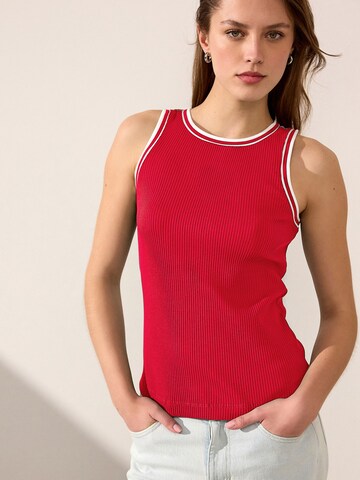 Haut Next en rouge