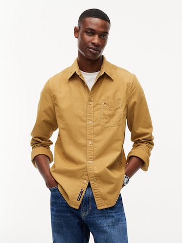 Coupe regular Chemise Tommy Jeans en beige : devant