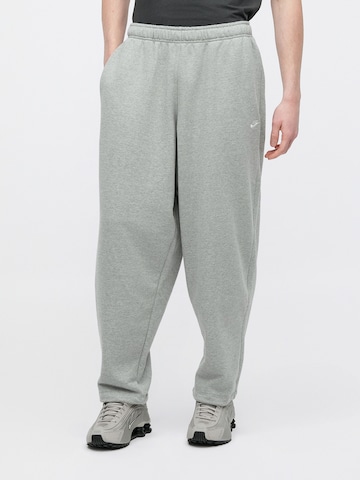 Loosefit Pantalon 'CLUB OS' Nike Sportswear en gris : devant