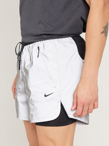 regular Pantaloni sportivi 'Running Division' di NIKE in argento