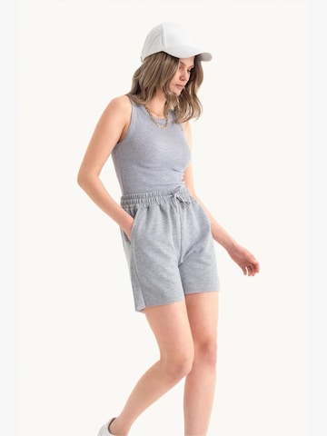 Pantalons de tailleur Hiccup en gris